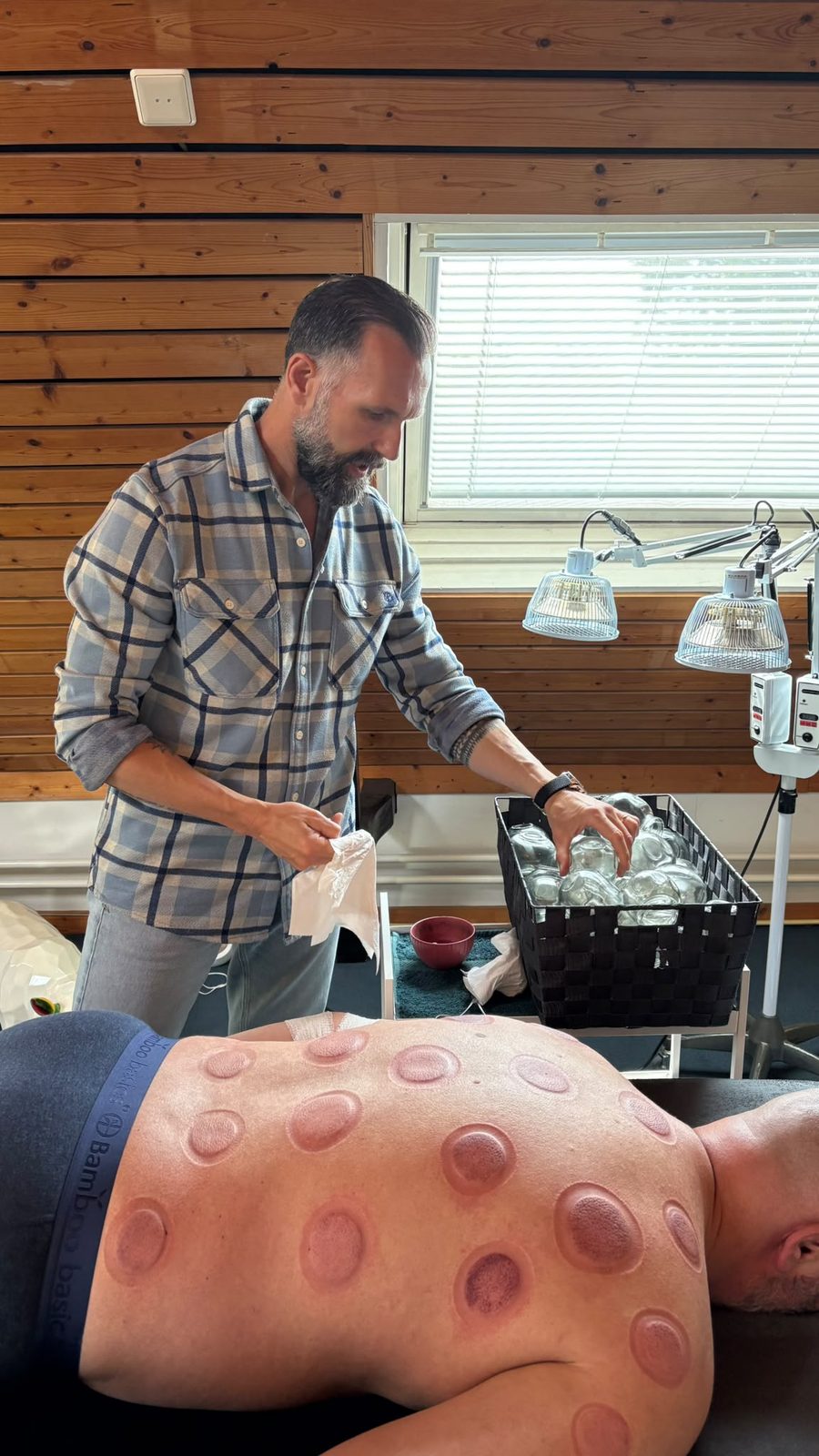 Gert tijdens een vuurcuppingbehandeling in de praktijk van Emovere