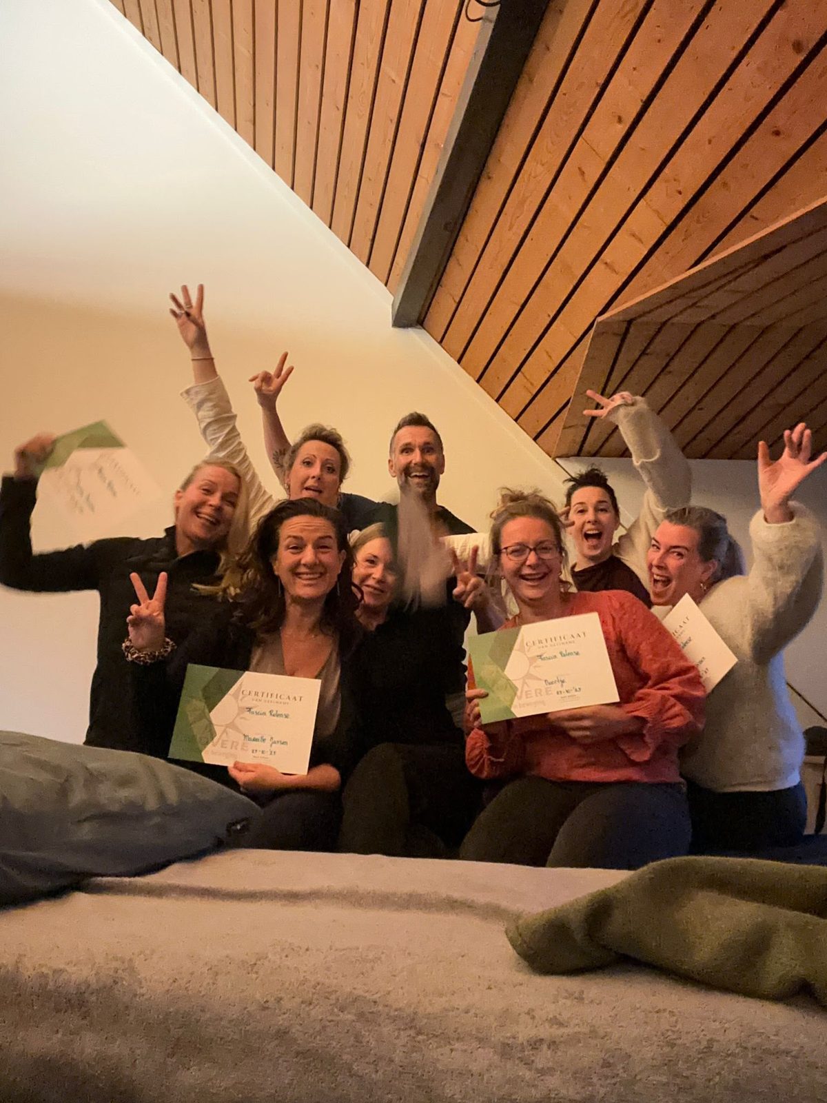 Cursisten vieren hun certificaat na de workshop Fascia Release