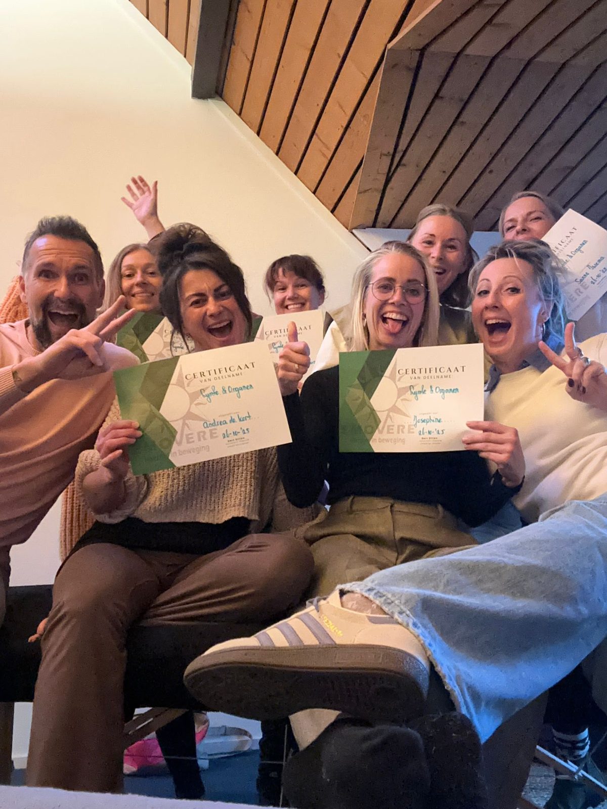 Gert met cursisten en hun certificaat na de workshop Lymfe & Organen