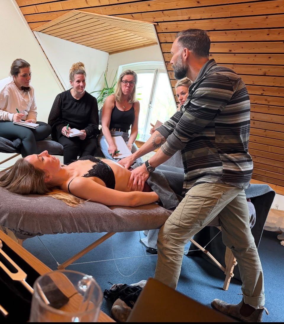 Gert demonstreert een techniek terwijl cursisten aantekeningen maken