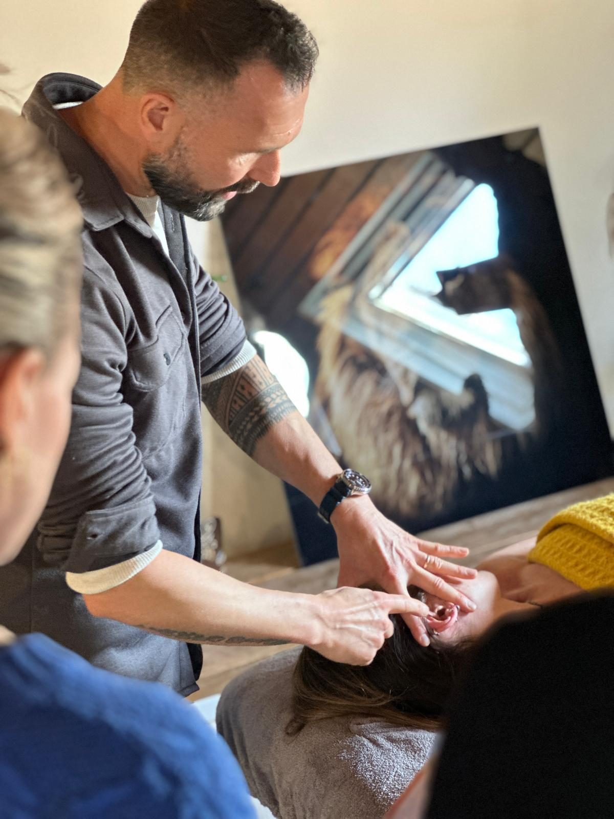 Gert demonstreert een techniek tijdens een workshop, cursisten kijken mee