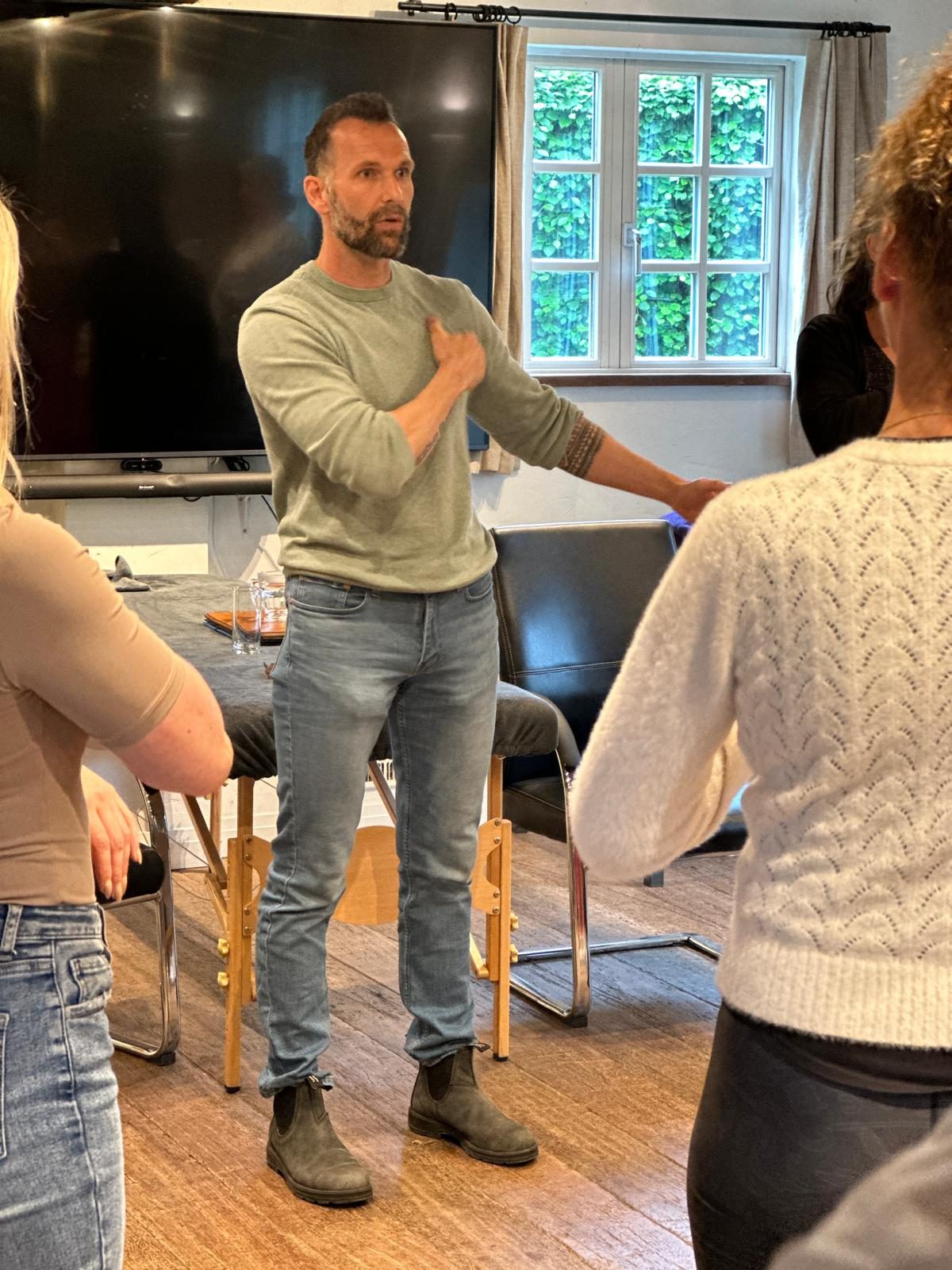 Gert geeft uitleg aan cursisten tijdens een workshop