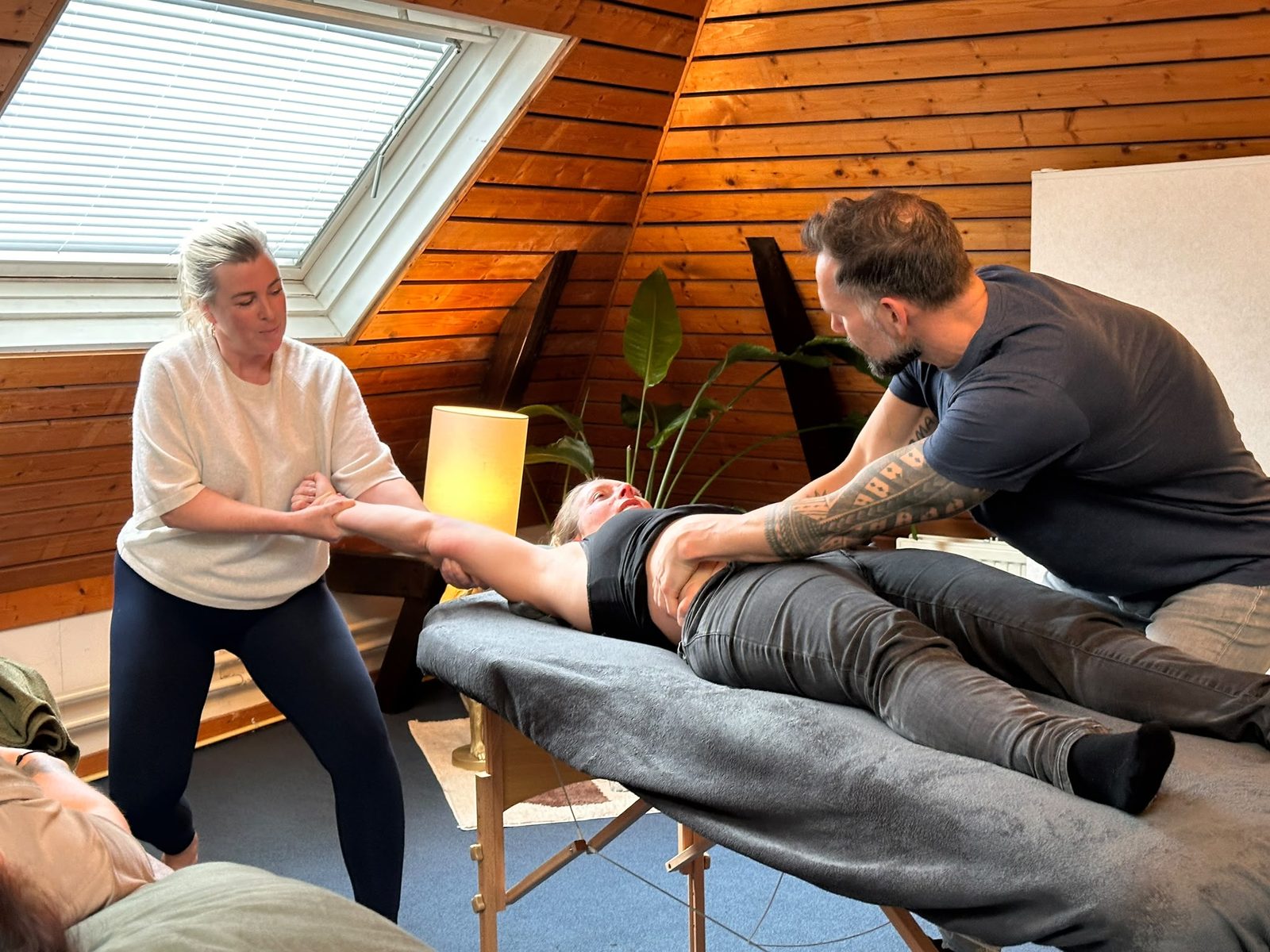 Gert en cursisten oefenen op elkaar tijdens een workshop in de praktijk in Zwolle